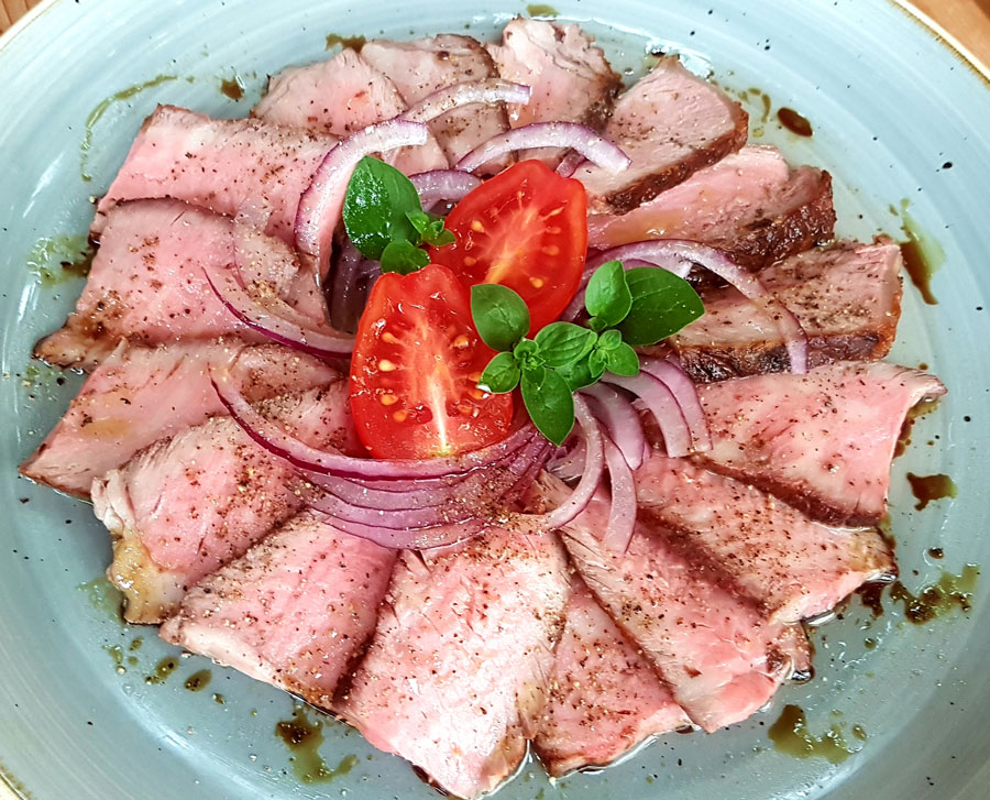 Aus über hundert Hauptgerichten, zwanzig Soßen und ebenso vielen Beilagen stellen wir Ihnen den individuellen Höhepunkt Ihres Menüs zusammen.