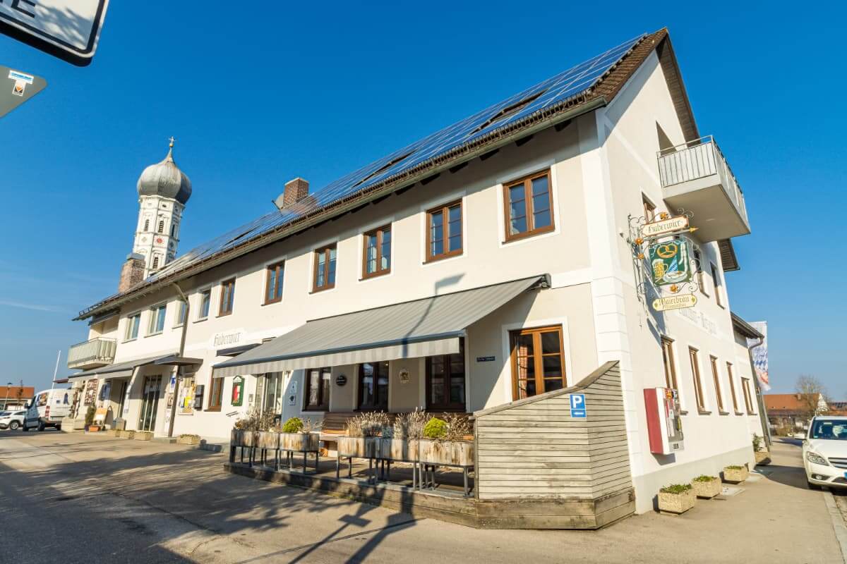 Das Gasthaus Huberwirt von außen – ein traditionelles Wirtshaus mit bayerischem Flair.
