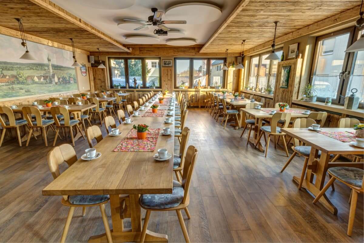 Wo Holz, Herz und Heimat zusammentreffen – der liebevoll eingerichtete Gastraum